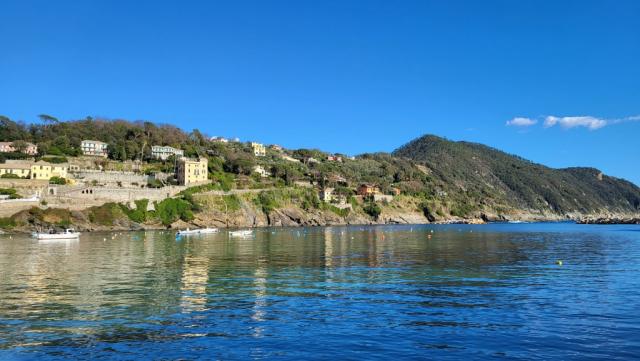 ...mit Blick auf die Baia delle Favole (Märchenburcht)