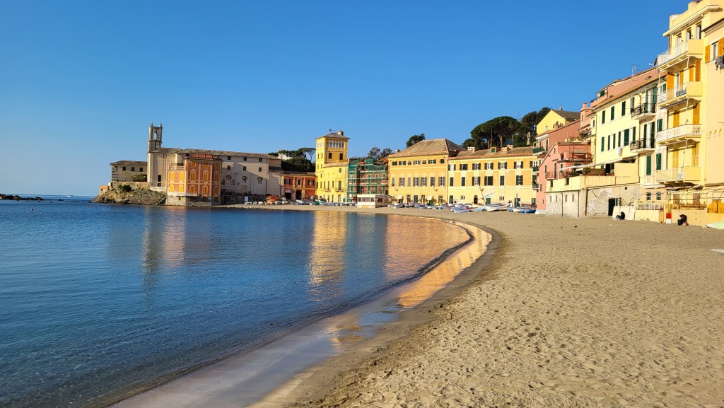 vom Bahnhof laufen wir direkt zur Altstadt von Sestri Levante und zur Baia del Silenzio (die Bucht der Stille)