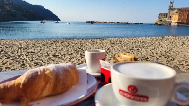 wir lassen uns nicht zweimal Bitten und bestellen Kaffee und Brioche