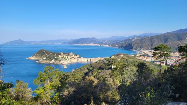 ...und das Panorama wird nochmals besser. Die Sicht reicht bis Rapallo