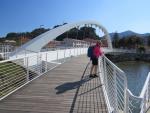 über eine moderne Brücke überquert man den Fluss Petronio