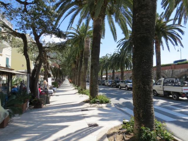 ...und suchen an der Strandpromenade ein Ristorante