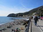 bei der Strandpromenade von Levanto blicken wir zurück zum Hügel, von wo wir gekommen sind