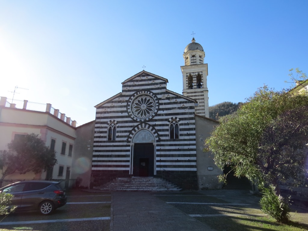 ...zur Kirche S. Andrea aus dem 13.Jhr. Mit ihren weiss-schwarzen Steinen, erinnert sie uns stark...