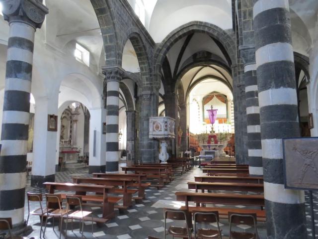 ...an die Kirche San Giovanni Battista in Mogno, das vom Architekt Mario Botta erbaut wurde