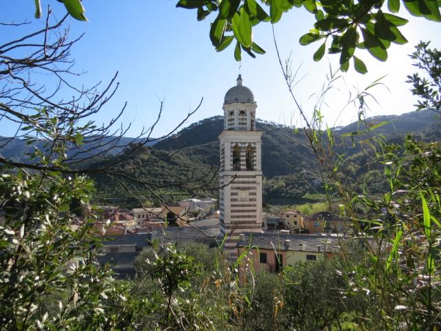 vom Schloss aus, blicken wir zur Kirche S. Andrea