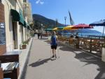 wir laufen an der Strandpromenade von Monterosso al Mare entlang...