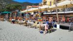 ...und finden eine Bar direkt am Strand die uns gefällt