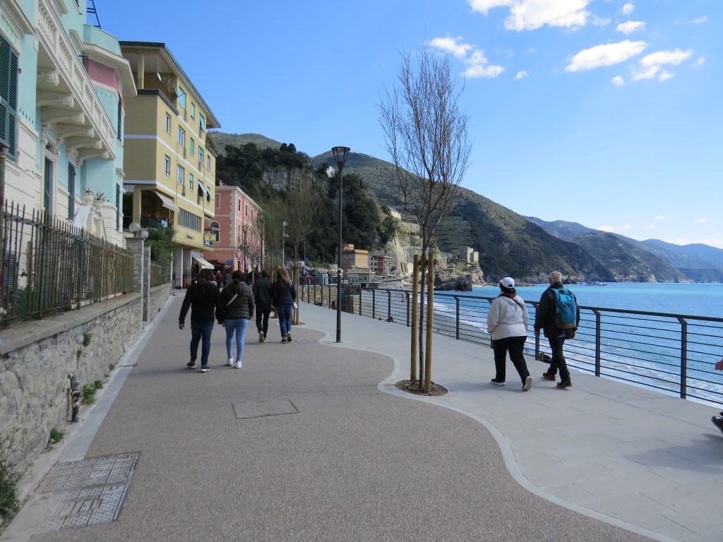 an der Strandpromenade von Monterosso al Mare laufen wir nach dem Mittagessen ins Dorfzentrum