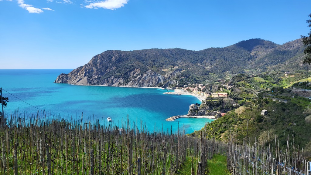 wir blicken zurück nach Monterosso al Mare und gut ersichtlich die Landzunge Punta Mesco