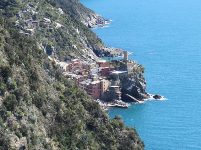 vor uns taucht Vernazza auf