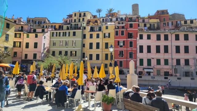 die kleine Piazza am Meer mit typisch ligurischen Häusern faszinierend