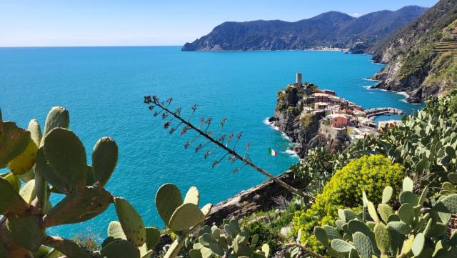 was für ein Panorama. Wir blicken nach Vernazza und am Horizont ist Monterosso al Mare ersichtlich