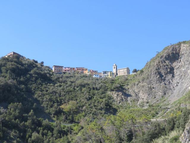 wir blicken hinauf zum Dorf San Bernardino