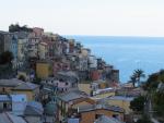 Manarola liegt noch im Schatten der nahen Berge