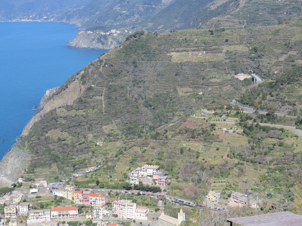 tief unter uns Riomaggiore. Gut ersichtlich der Wanderweg der von Manarola nach Riomaggiore führt