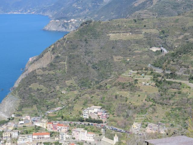 tief unter uns Riomaggiore. Gut ersichtlich der Wanderweg der von Manarola nach Riomaggiore führt