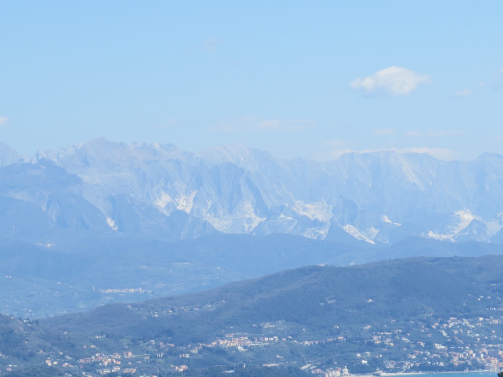 während dem Wandern geniessen wir die schöne Aussicht auf die weissen Berge (Marmorabbau) von Massa Carrara