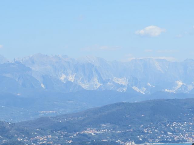 während dem Wandern geniessen wir die schöne Aussicht auf die weissen Berge (Marmorabbau) von Massa Carrara
