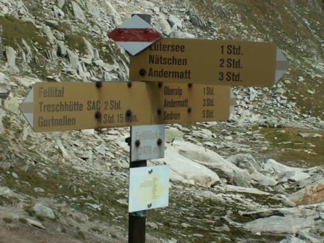 Wegweiser auf der Fellilücke 2478 m.ü.M.