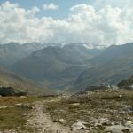 Blick Richtung Val Maighels mit Gletscher und Piz Badus