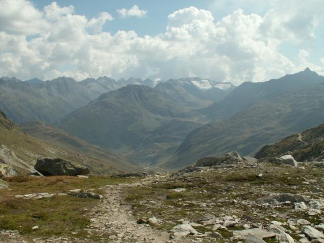 Blick Richtung Val Maighels mit Gletscher und Piz Badus