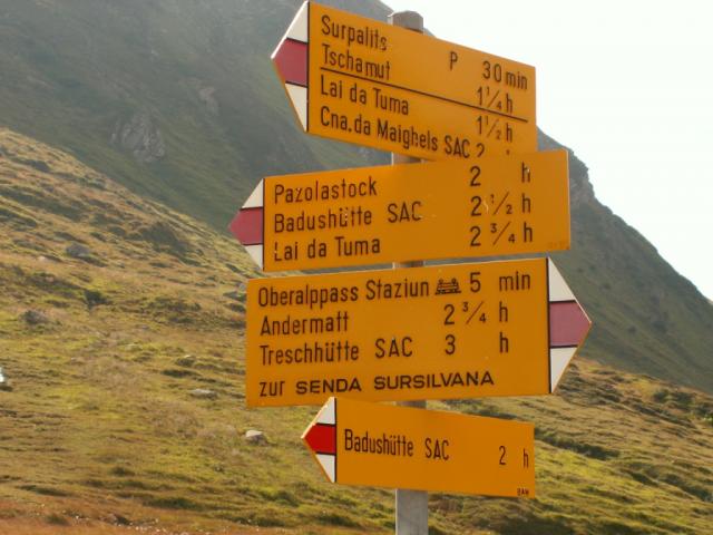 Wegweiser zeigen uns den Weg Richtung Maighels Hütte