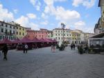 die grosse Piazza Giacomo Matteotti in der historischen Altstadt von Sarzana das wir gut kennen
