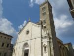 wir erreichen die im romanisch-gotischen Stil erbaute Kirche Santa Maria Assunta