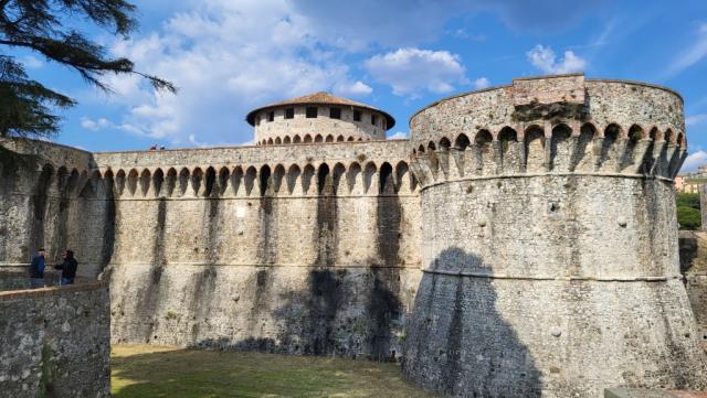 die Burg wurde im 12. Jhr erbaut, wurde immer wieder angegriffen, zerstört und wieder aufgebaut