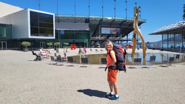 am Bodensee entlang, erreichen wir die Freilichtbühne der Bregenzer Festspiele...