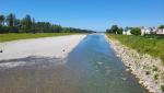 ...biegt der Weg nach links um. Ab hier folgen wir dem Uferweg flussaufwärts