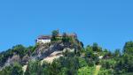 linker Hand oben am Berg, überwacht die Burgruine Hohenbregenz/Burgrestaurant Gebhardsberg, das Tal