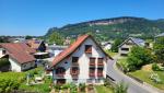 vom Fenster des Hotelzimmer, erkennen wir die Burgruine Hohenbregenz/Burgrestaurant Gebhardsberg