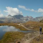 Mäusi bei einem Bergsee, im Hintergrund Pizzo Centrale