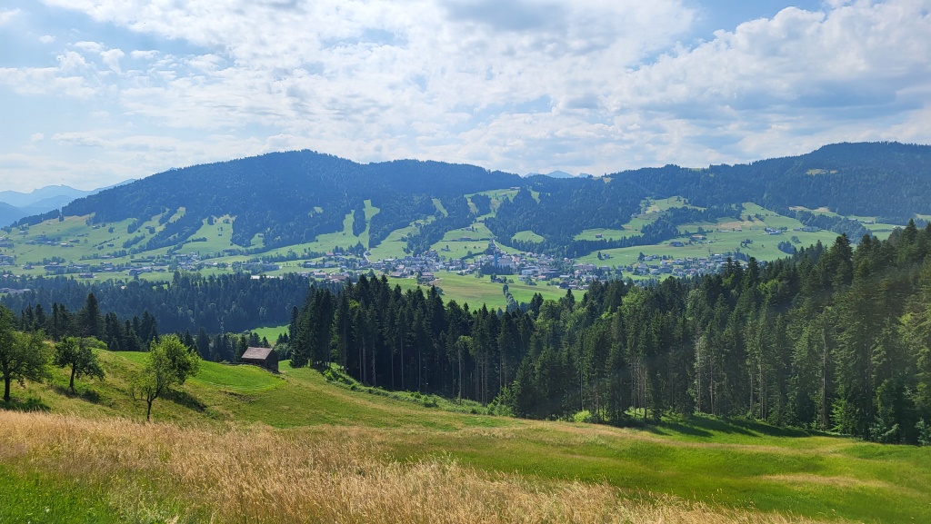 bei Abendreute zeigt sich in der Talsenke Alberschwende