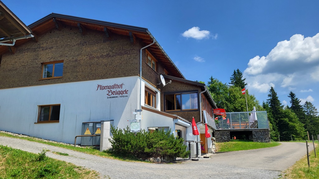 wir gelangen auf die Lichtung unterhalb des Gipfels und gleichzeitig zum Alpengasthof "Brüggele"