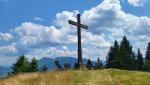 ...erreichen wir einen Aussichtspunkt mit einem grossen Holzkreuz. Wir bestaunen die super schöne Aussicht