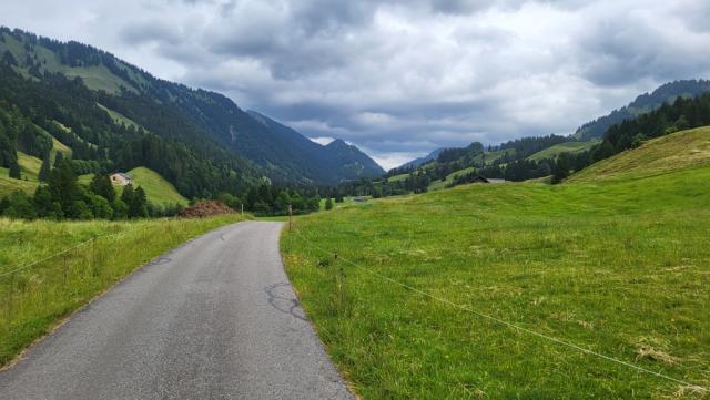 an der Leckner Ach entlang, wandern wir Taleinwärts