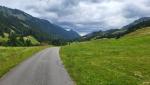 an der Leckner Ach entlang, wandern wir Taleinwärts