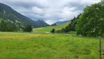 vor uns taucht der seichte malerische Lecknersee auf