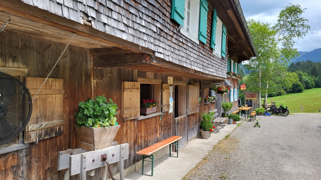 direkt neben der Kapelle liegt der Alpengasthof "Höfle". Hier legen wir eine Pause ein