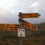 Wegweiser zeigt uns den Weg Richtung Sellapass