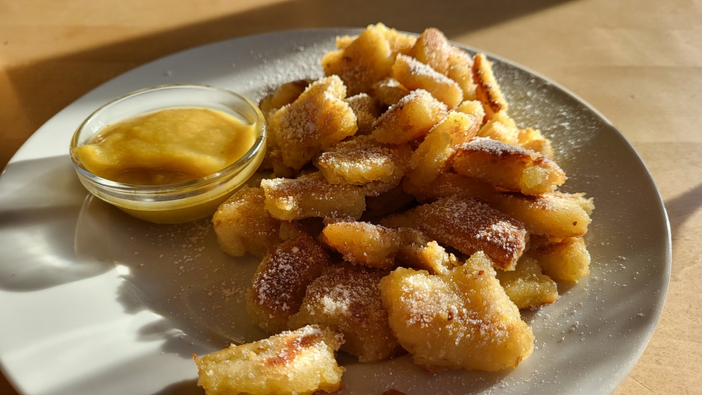 Kaiserschmarrn mit Apfelmus. Dieses Gericht wird uns auf dem Maximilian-Weg begleiten