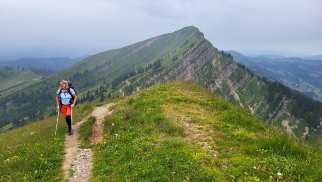 wir wandern auf einem schmalen Gratweg, der sich im Auf und Ab von Gipfel zu Gipfel windet