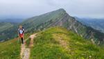 wir wandern auf einem schmalen Gratweg, der sich im Auf und Ab von Gipfel zu Gipfel windet