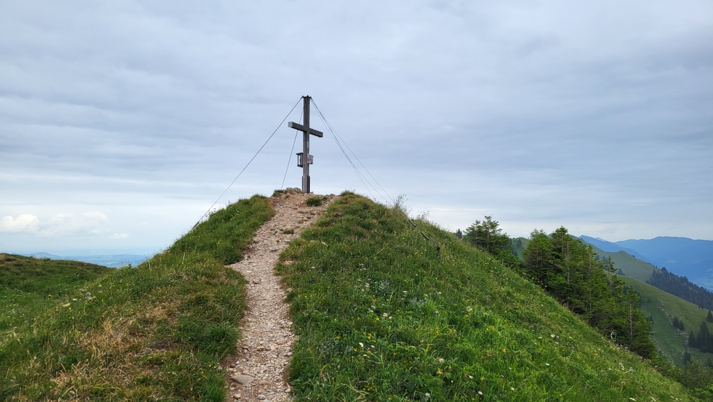 vor uns taucht das grosse Holzkreuz des Buralkopf auf