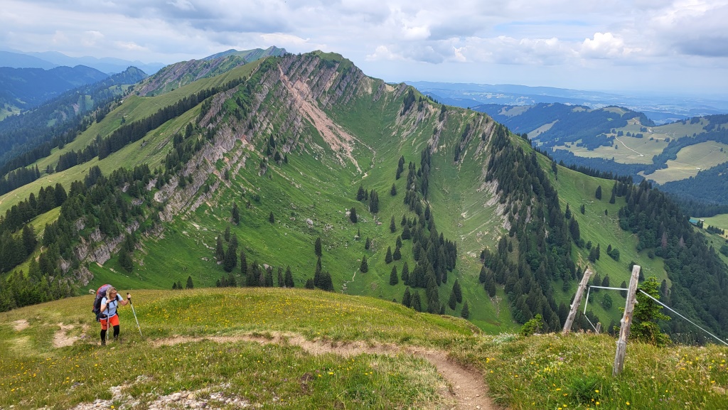 es geht steil hinauf. Im Hintergrund ist der Buralkopf ersichtlich