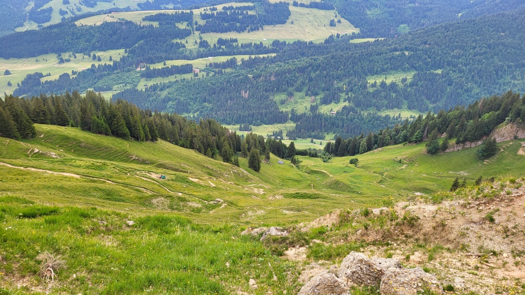 ...zieht der Maximilianweg rechts ab, und führt uns steil hinunter in das Gunzesrieder Tal