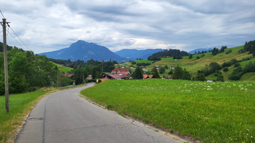 wir sind froh als die Häuser von Gunzesried auftauchen. Hier nehmen wir den Bus...